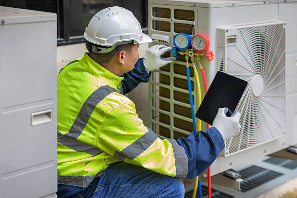 Professional Hvac technician working in Roseville, MI